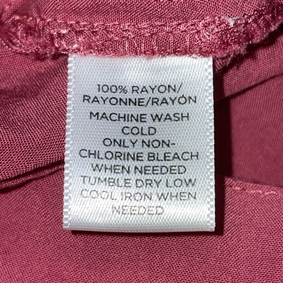 3 Cute Loft Tops - Picture 9 of 11